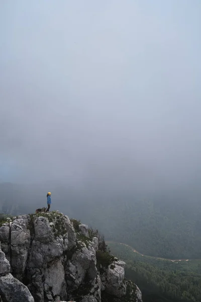 Vrouwelijke Toerist Staat Berg Kijkt Naar Afstand Reiziger Meisje Haar — Stockfoto