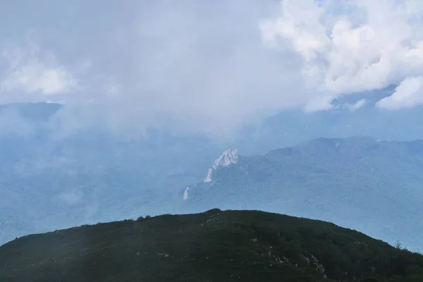 Nuvola Avvolge Montagne Rocciose Prati Alpini Bellissimo Paesaggio Del Parco — Foto Stock