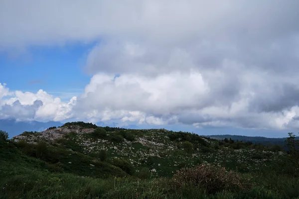 Oblaka Obklopují Skalnaté Hory Alpské Louky Krásná Krajina Národního Parku — Stock fotografie