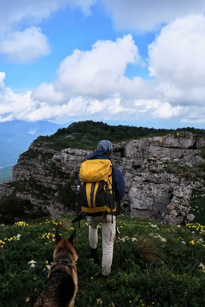 Man Toerist Met Gele Grote Rugzak Reist Langs Plateau Met — Stockfoto