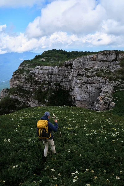Reis Alleen Bergen Van Kaukasus Zomer Mannelijke Toerist Met Gele — Stockfoto