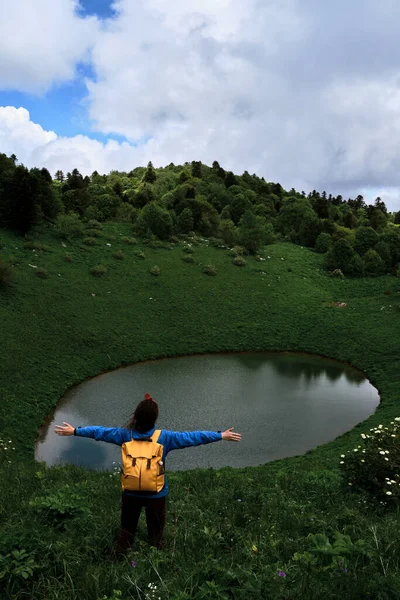 Vrouwelijke Wandelaar Kijkt Naar Het Meer Oval Bergmeer Tussen Alpiene — Stockfoto