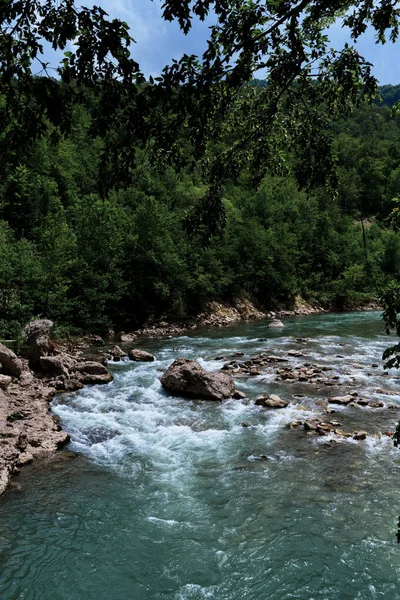 Tormentoso Río Montaña Con Matices Azulados Del Cielo Fluye Rápidamente — Foto de Stock