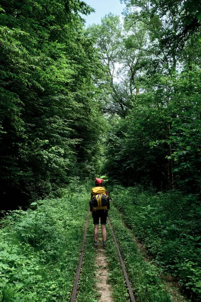 Blanke Vrouwelijke Reiziger Loopt Langs Spoorweg Met Grote Gele Rugzak — Stockfoto