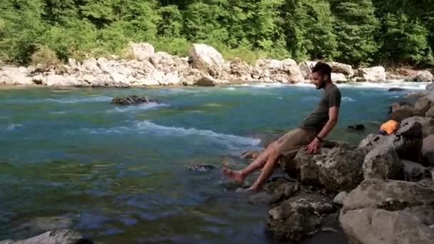 Turista Balança Pernas Nuas Água Fria Bonito Homem Caucasiano Com — Vídeo de Stock