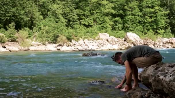 Jeune Homme Blanc Beau Avec Barbe Dreadlocks Est Assis Sur — Video