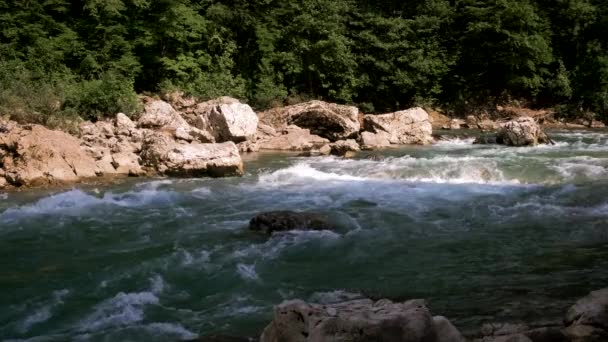 Video Horizontal Cámara Lenta Hermoso Río Montaña Tormentoso Tonalidad Azulada — Vídeos de Stock