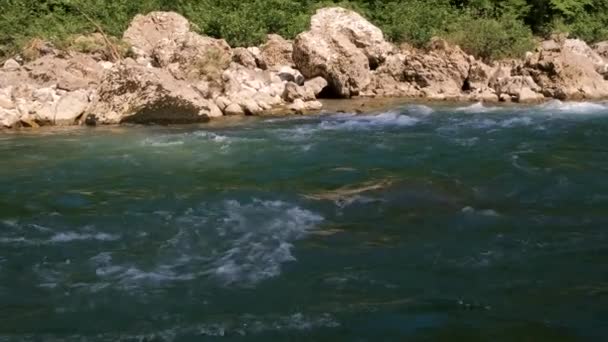 Горизонтально Збільшене Відео Повільним Рухом Прекрасна Бурхлива Гірська Річка Блакитного — стокове відео