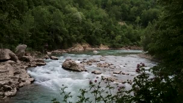 Prachtige Stormachtige Berg Rivier Van Blauwige Tint Kloof Tussen Grote — Stockvideo