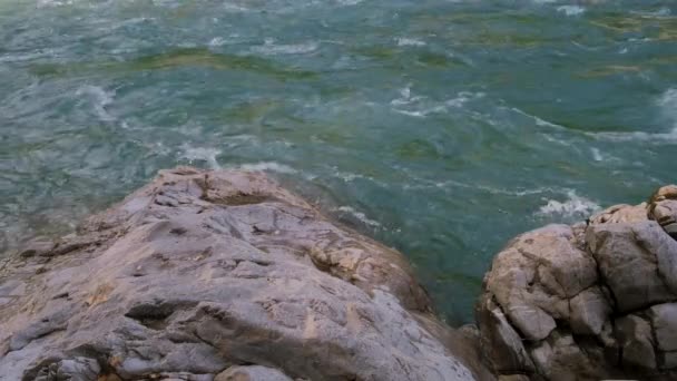 Красивая Бурная Горная Река Голубоватого Оттенка Стремительно Течет Между Большими — стоковое видео