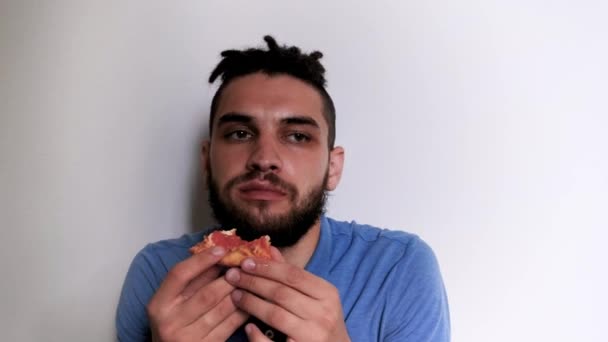 Joven Lindo Hombre Caucásico Con Barba Rastas Come Pizza Sobre — Vídeo de stock