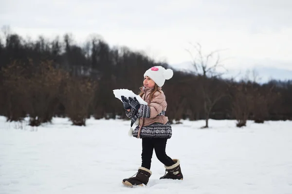 Симпатичная Маленькая Кавказская Девочка Гуляет Зимнему Парку Лепит Снежки Ребенок — стоковое фото