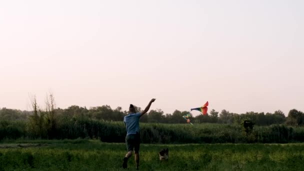 Lgbt Flaggendrachen Junger Kaukasischer Mann Mit Dreadlocks Läuft Bei Sonnenuntergang — Stockvideo