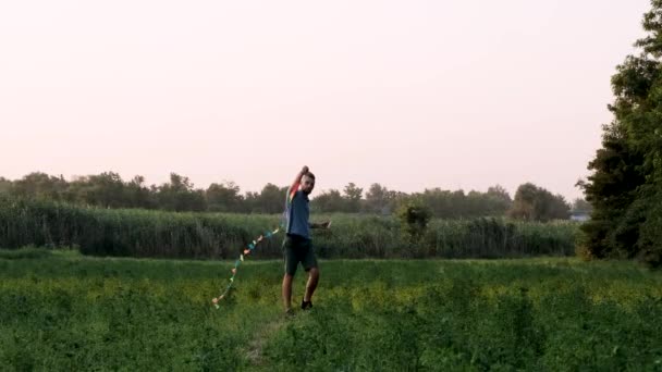 Lgbt Vlag Vlieger Trage Beweging Video Blanke Man Met Dreadlocks — Stockvideo