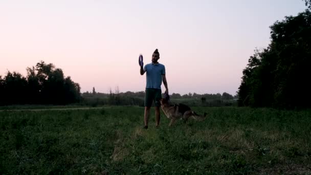 Eigenaar Gooit Blauwe Ring Lucht Hond Springt Vangt Het Met — Stockvideo