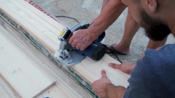 Man Cuts Board Electric Jigsaw Sawdust Flies Different Directions Employee — Wideo stockowe