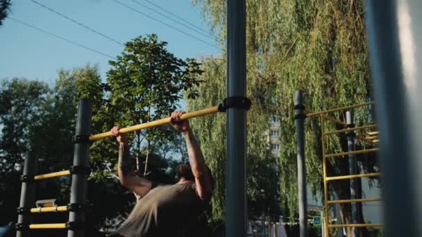 Vit Man Drar Sig Upp Vågrät Stång Underifrån Med Två — Stockvideo