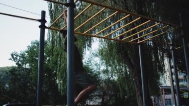 Forma gir ve sağlıklı bir yaşam sür. İki elinle yatay merdiven boyunca yürü. Spor barlarında sakallı ve rastalı genç yakışıklı atletizm eğitimi..