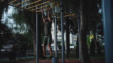 Forma gir ve sağlıklı bir yaşam sür. İki elinle yatay merdiven boyunca yürü. Spor barlarında sakallı ve rastalı genç yakışıklı atletizm eğitimi..
