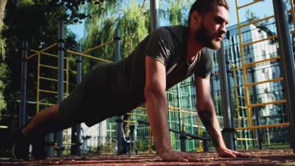 Delta Fitness Och Leda Hälsosam Livsstil Vit Man Gör Armhävningar — Stockvideo