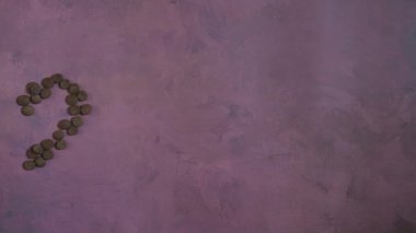 4k stop motion video 2022 sayıları yavaş yavaş ortaya çıkar Pembe parlak arka planda köpek ya da kedi kuru gıda. Yeni yıl ya da yeni yıl konsepti görüntüleri düz konumda. Sıfır yerine evcil hayvan kasesi..