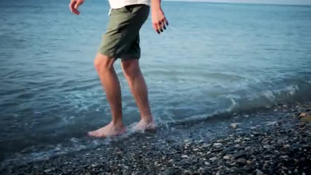 Белый Мужчина Шортах Быстро Бегает Мелководью Галечного Пляжа Видео Замедленного — стоковое видео