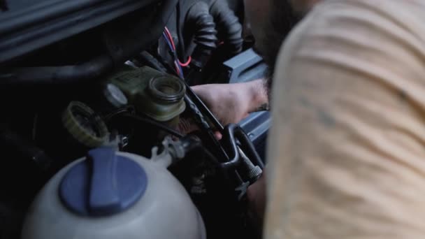 Man Maakt Het Onderdeel Auto Los Met Zijn Handen Moersleutel — Stockvideo