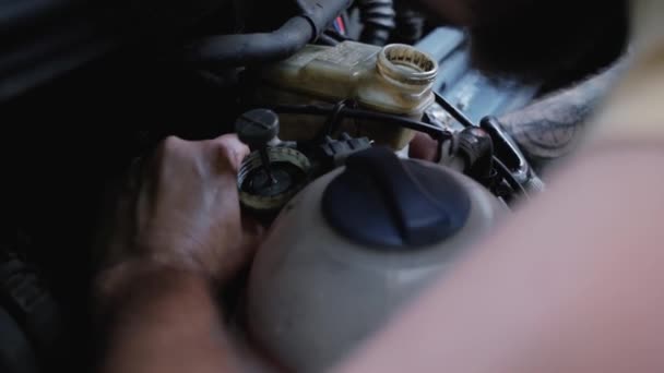 Mężczyzna Odkręca Śrubę Samochodzie Używając Rąk Klucza Wymiana Cylindra Hamulcowego — Wideo stockowe