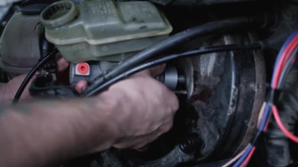 Naprawa Naprawa Starego Używanego Samochodu Brudne Tłuste Ręce Mechanika Samochodowego — Wideo stockowe