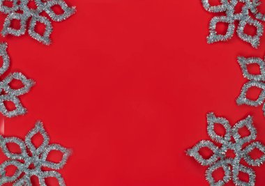 Fotokopi alanı ile kırmızı zemin üzerinde gümüş kar tanelerinden yapılmış çerçeve.