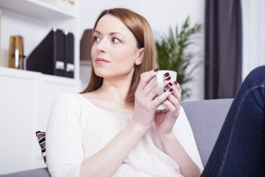 Kahve ile genç güzel kadın