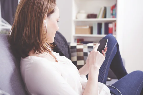 Junge schöne Frau liebt Musik mit Smartphone und Headset — Stockfoto