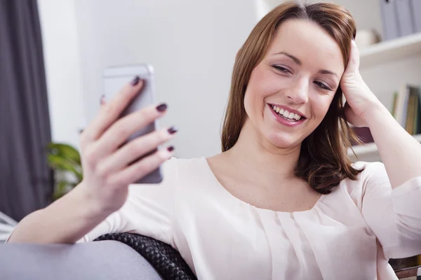 Mujer hermosa joven con teléfono inteligente —  Fotos de Stock