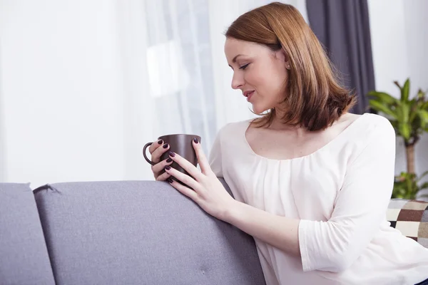Junge schöne Frau mit einer Tasse Kaffee — Stockfoto