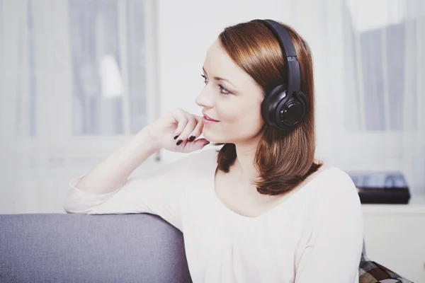 Young beautiful woman loves music — Stock Photo, Image