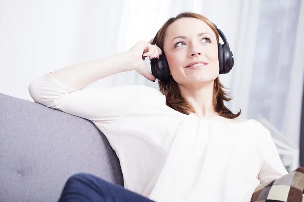 Young beautiful woman loves music — Stock Photo, Image