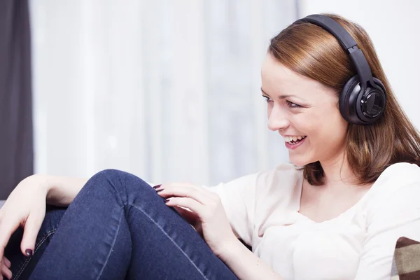 Young beautiful woman loves music — Stock Photo, Image