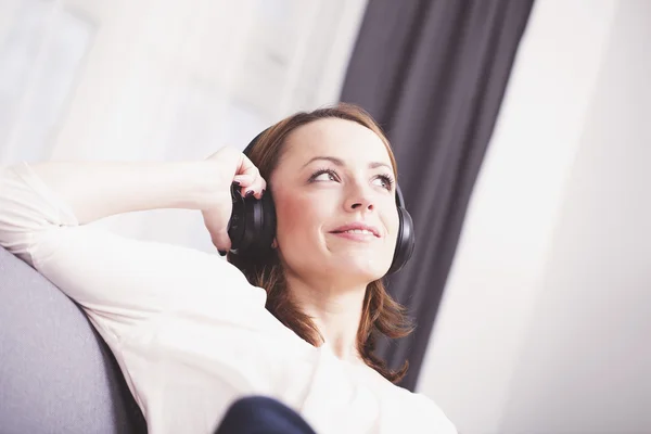 Young beautiful woman loves music — Stock Photo, Image