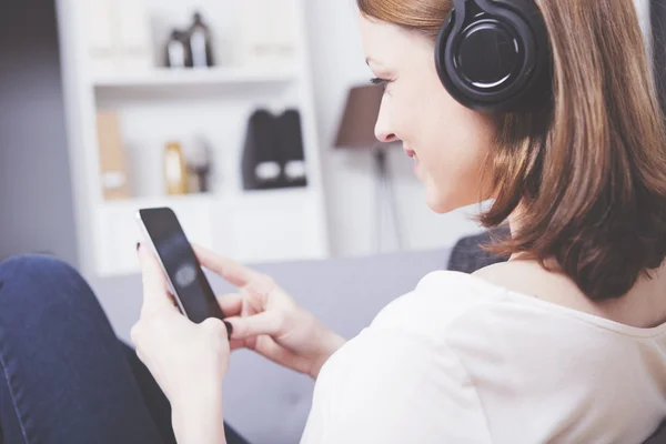 Young beautiful woman loves music — Stock Photo, Image