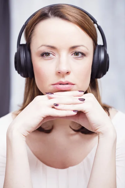 Jovem mulher bonita adora música — Fotografia de Stock