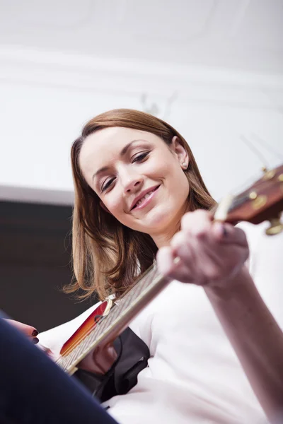 Jovem mulher bonita adora música e está tocando guitarra — Fotografia de Stock