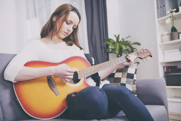 Jovem mulher bonita adora música e está tocando guitarra — Fotografia de Stock