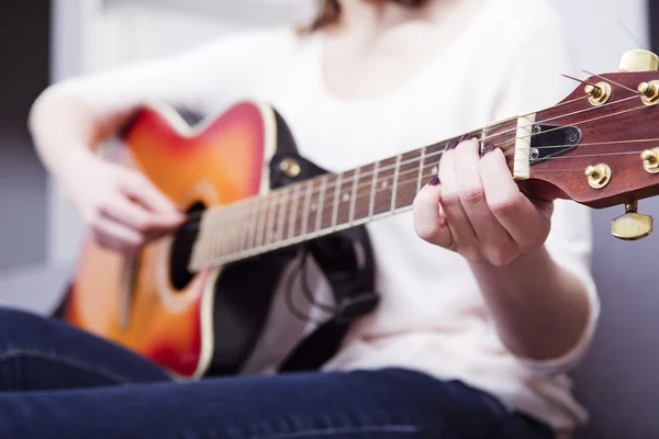 Jovem mulher bonita adora música e está tocando guitarra — Fotografia de Stock