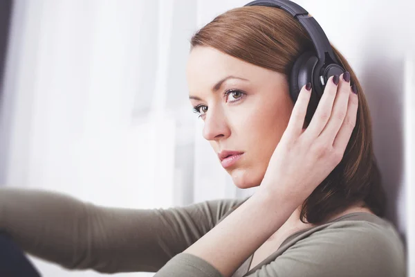 Young beautiful woman loves music — Stock Photo, Image