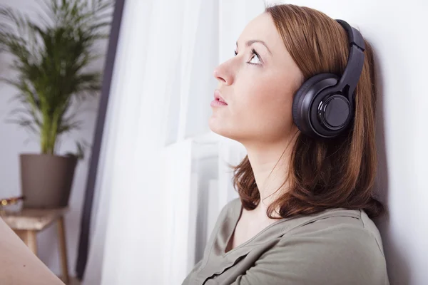 Young beautiful woman loves music — Stock Photo, Image