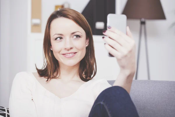 Jonge mooie vrouw met smartphone Rechtenvrije Stockfoto's