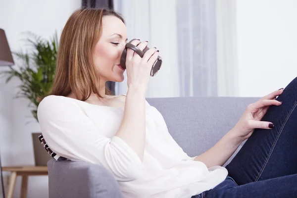 Jovem mulher bonita com xícara de café Imagem De Stock