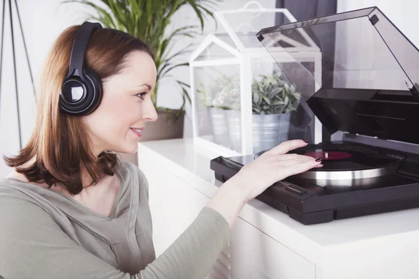 Young beautiful woman loves music — Stock Photo, Image