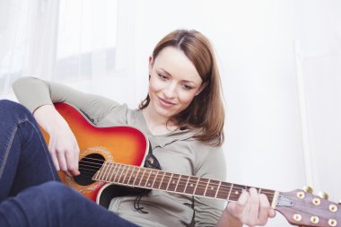 genç güzel kadın müzik seviyor ve gitar çalmak