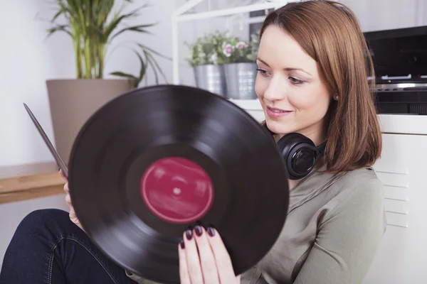 Young beautiful woman loves music — Stock Photo, Image